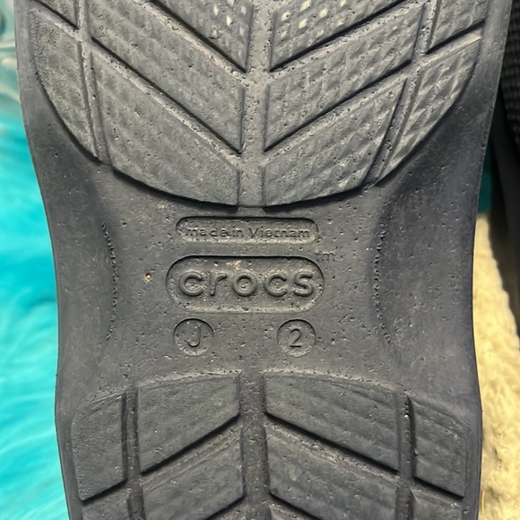 Crocs navy blue size 2 kids has removable liner 2 snaps and velcro at heel - Picture 5 of 9